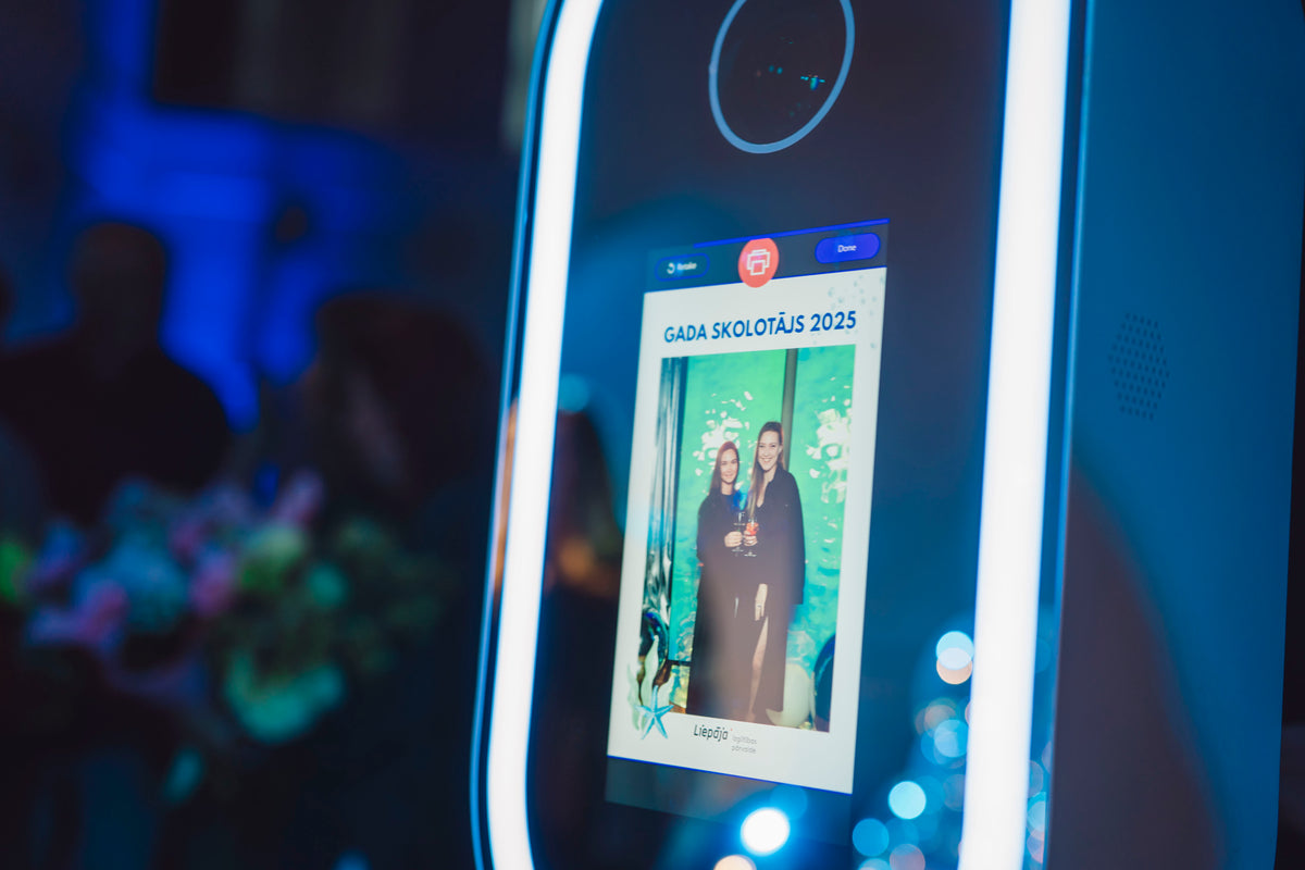 Interaktīvā fotospoguļa un fotokastes noma Liepājā - WHO-RENT